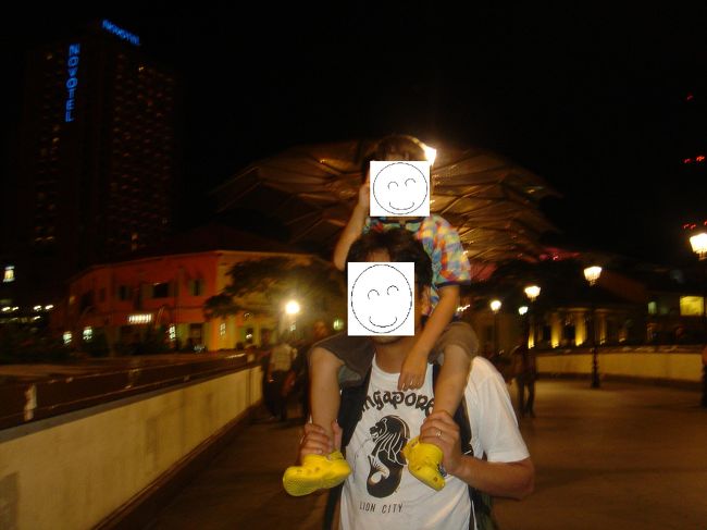 最終日はクラーク・キーでおディナー<br />しかしおディナーの前にVivoCityの噴水で遊んでびしょ濡れになり<br />「お腹痛い・・・」<br />仕方なく肩車<br /><br />写真が無かった為載せなかったけどナイトサファリ行った時もジュース飲み過ぎて<br />「お腹痛い・・・」