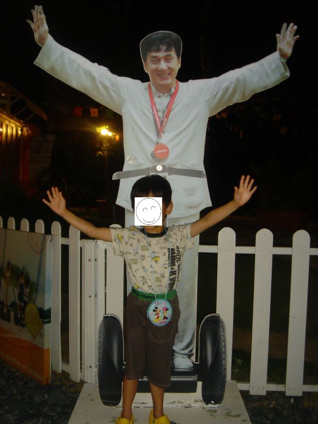 セグウェイのイメージキャラのジャッキー・チェン<br />明日は早朝便で帰ります<br />色々あったけどすごく楽しかったです<br />でもナガシマスパーランドか鈴鹿のプールの方が喜んだんちゃうか？<br />案の定シンガポールで一番楽しかったんは<br /><br />「プール！」