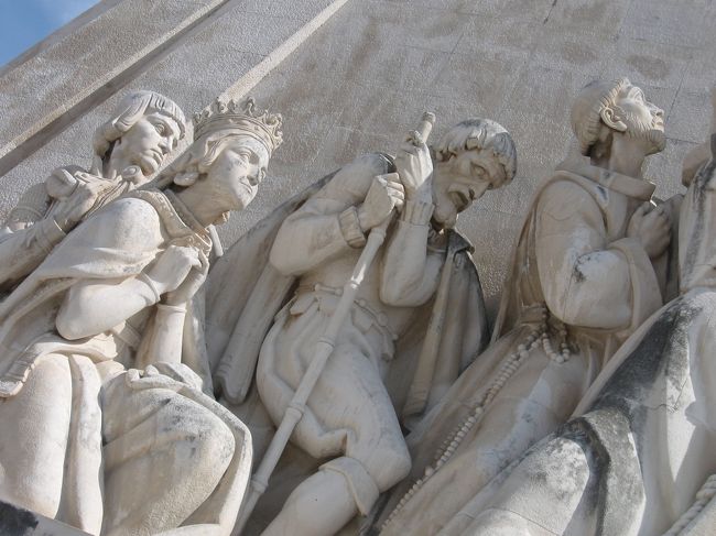 最後尾から二人目に、王子の無事を祈る母の姿が。