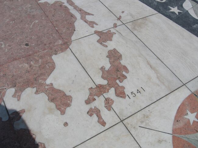 モニュメントの正面には航路を示す世界地図。<br />