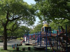 
大垣城の南側は、公園になっています。遊具なんか揃ってますが…こう暑いと、外で遊ぶガキはおらんか？