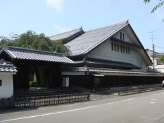 公園の西側の出口を出ると、大垣市郷土館…は、やっぱり時間無さそうなんでパスしましょ。