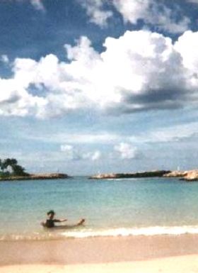 マウイ島の西岸にあるプライベイトリゾート、<br />イヒラニへ。<br />ゴルフ＆スパリゾートってことで、<br />ちょっとだけ高級な感じ。<br />私達みたいな２０代のお客さんは、<br />ほとんど見かけず、<br />白人の中高年の人が多い。<br />とても、とてもとてもきれいな所でした。<br />ワイキキのように賑やかじゃないし、<br />落ち着いてのんびりできる。<br />ホテルの部屋も広くて素敵。<br />ベランダの目の前は海だし。<br />海に沈む夕日が素晴らしかった。<br />（トップの写真）<br />でも、困るのは食事。<br />プライベイトリゾートだから、<br />ホテル内で摂るしかないんだけど、<br />どこも高いんですよ・・・。<br />でも、量が結構多かったので、<br />例えばパスタを１品とサラダを頼んで２人で分けたり、<br />って感じで充分だった。<br /><br />「スパ・デイ」というオプションに予約していた。<br />何種類かのスパのメニューを受け、<br />最後にヘアメイクをしてくれる、というもの。<br />日本人スタッフが１人いて、<br />最初に簡単なカウンセリングをして、<br />コースを決めてくれる。<br /><br />ボディのマッサージがあったんだけど、<br />日本のエステと違って、一糸まとわぬ姿・・・。<br />ランチ付きだったのだが、大皿サラダのみで、<br />正直言って、足りなかった。<br />美しくなる為には仕方ないの？？？<br />午後は超気持ちいいフェイスマッサージ、<br />そして、ヘアメイクしてもらって終了。