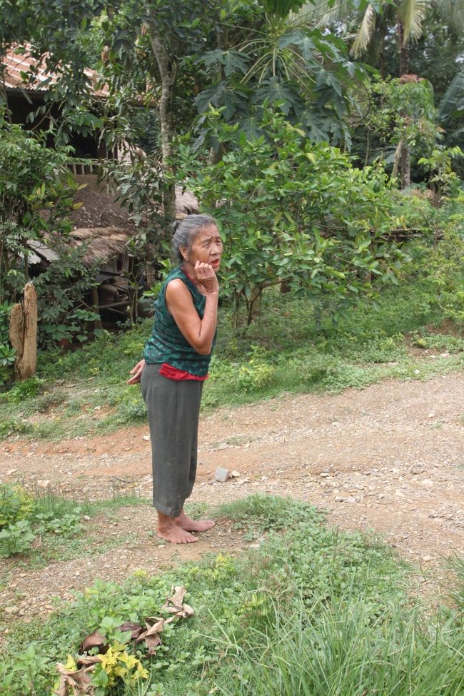 車を降りたらおばあちゃんがやってきました。<br />