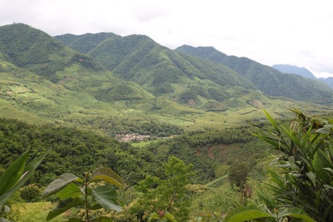 周りは山だらけです。（真ん中に見える集落はホームステイ先とは違います）