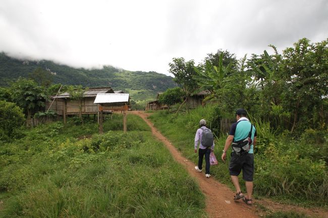 ようやく村に到着☆　前の二人はガイドさんと一緒にツアーに参加した方