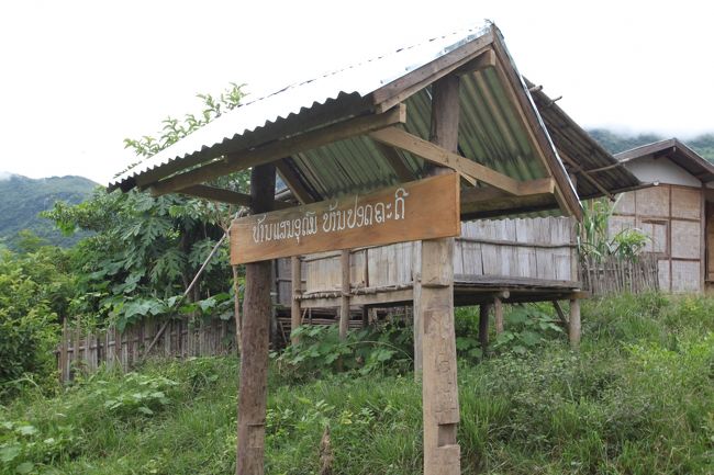 この看板おそらく街の名前だと思いますが、全く読めないですね<br />この集落にはカム族とモン族がいます
