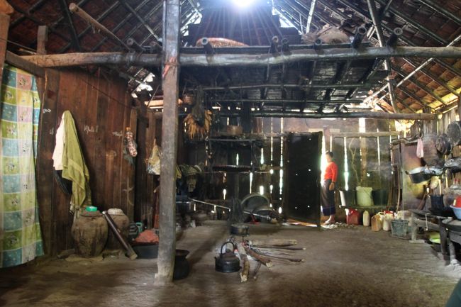 家の中はこんな感じです。日本であるような物は何もありません。床は土でした。