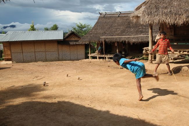 こま回しをしてました。なんかすごく懐かしい。