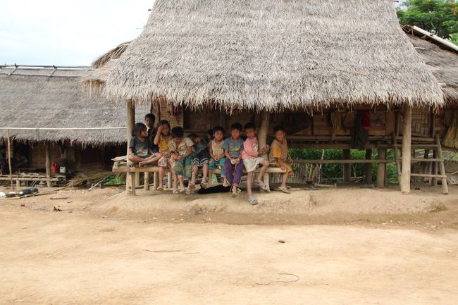 こま回ししてる子以外は日陰で休んでました。