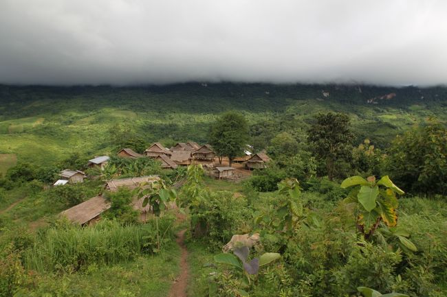 この集落の学校に向かう途中に見た集落の風景。雲が掴めそうです