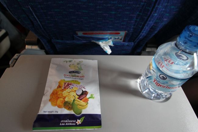 国内線で４０分程度ですが、水とお菓子が出ました