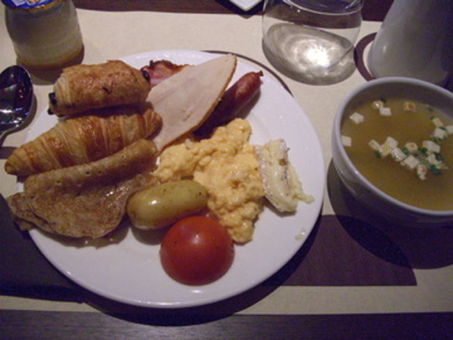 蚤の市めぐりの朝は、早いっ。<br /><br />ホテルで朝食をささっと済ませ、<br />ちゃちゃっと用意をして、出かけます。<br /><br />コンコルドモンパルナスの朝食。<br />バッフェ方式。<br />粉末味噌スープは、毎朝飲んでいました。美味しいっ！<br />皿の左に写っているガレットがメチャウマでした♪