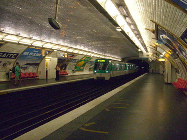 「Gate」駅から、メトロ13番で「Porte de Vanves」へ。<br />駅4つなので、約10分ほどで到着。<br /><br />土曜日だし、朝早いので、あまり人がいません。