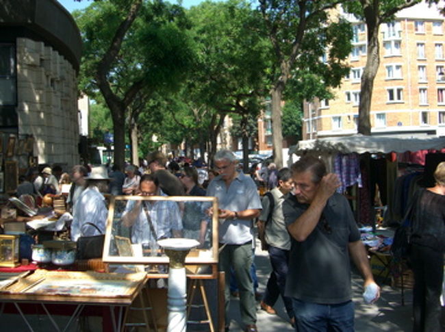 『ヴァンヴ蚤の市』到着。<br /><br />モンパルナスから少ししか離れていないのに、<br />駅前は、グッと下町の雰囲気が漂っています。<br /><br />そこへ、<br />住宅街にひょっこり現れる蚤の市。<br /><br />すでにたくさんのヒトが集まってた〜〜〜〜！！