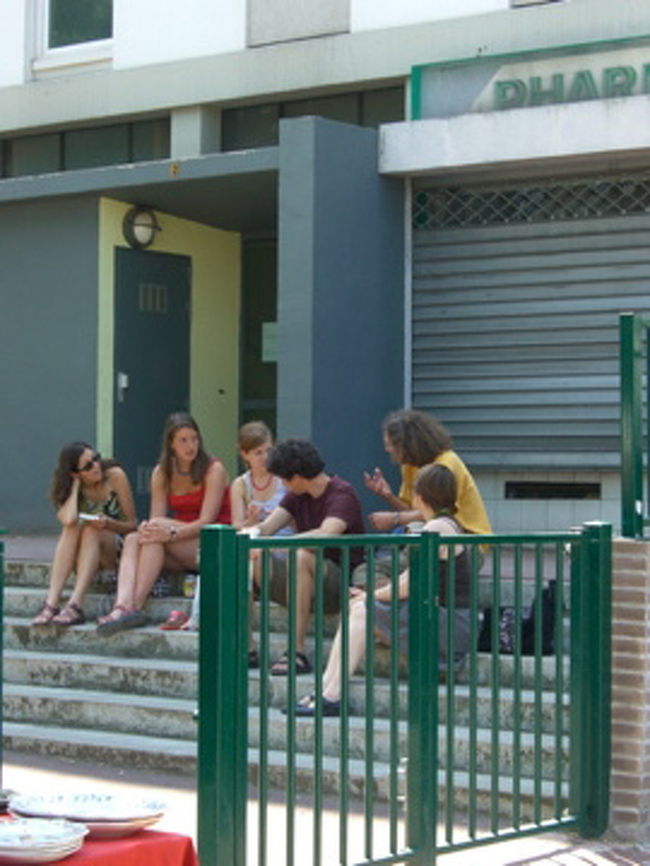 若いっていいな〜〜〜〜（泣）<br /><br />さて、そろそろ品物も「売り切れ」が多くなってきました。<br />なので、私達も退散します。。。（すでにお財布スッカラカン。）<br /><br />【戦利品一覧】<br />はんこ、ビュバー、ボタン、アンティークピンバッチ、<br />コーヒー袋、アンティークキーホルダーなどなど。<br /><br />＊買い付けに必死になってしまい、<br />あまり写真撮れませんでした、蚤の市。。