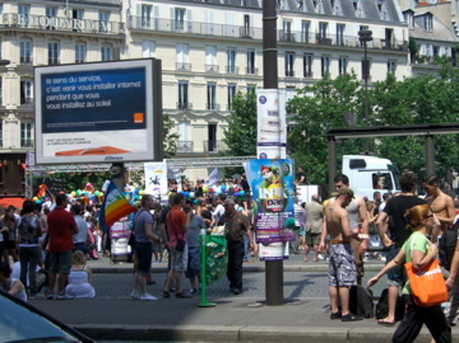 さて、一度ホテルに荷物を置いて、サンジェルマン・デ・プレに向かいます。<br /><br />が！！！！<br />モンパルナス駅付近が異様な気配に包まれている！！<br /><br /><br />若者が裸！　裸の若者！！　・・・・・そして、レインボーカラーのフラッグ！！<br /><br /><br />そうです、<br />年に一度の『ゲイフェスティバル』の日だったのです！！<br /><br />うひょ〜〜〜〜〜〜〜！！<br />日本じゃ考えられないっっっっっ！！<br /><br />楽しそう！なんだけど、ものすごいヒートアップしていて、<br />さすがに近くには寄れない感じ。。。<br /><br />信号を渡るにも、場所を選ばないと、飲み込まれそうに！！<br />地下鉄の駅に行こうにも、なかなか進めないよ〜〜