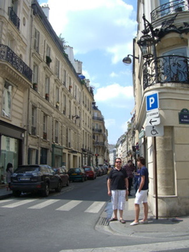 サンジェルマン・デ・プレ界隈に到着。<br /><br />モンパルナスとは打って変わって、静かなムード（笑）<br />土曜の午後だしね。。