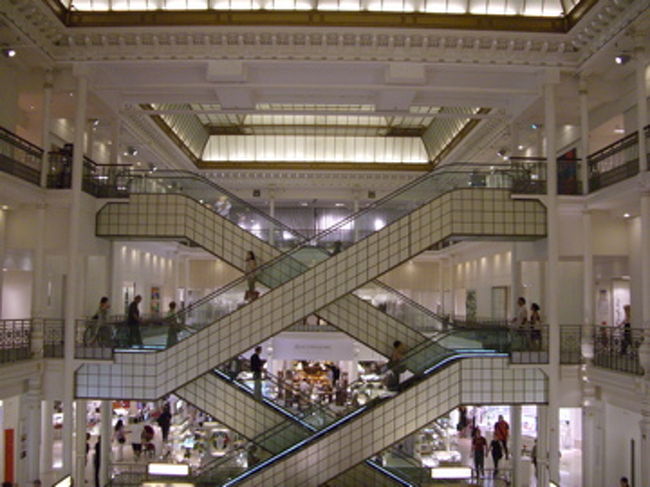 前回のパリ旅行でも行った、「ボンマルシェ」。<br />お惣菜もおいしいし、お土産になるおしゃれアイテムもいっぱいのワンダーランド♪<br /><br />老舗デパートらしい、こんなエスカレーターの配置すら、アート！！