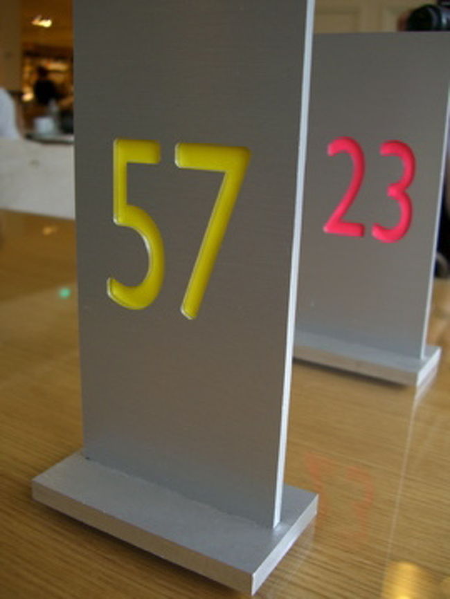 「ボンマルシェ」の3階にあるカフェ。<br />（4年前はなかった気がする〜）<br /><br />シンプルな内装と、窓から見下ろすパりの街並にうっとり。<br /><br />コーヒーとフロマージュブランを待ちます♪