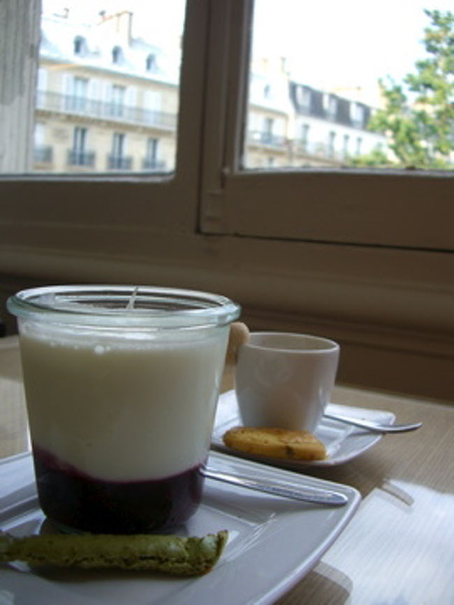 きたーーーーーーーー！！<br /><br />超美味しいぃぃぃぃぃぃ♪<br /><br />フロマージュブラン、デカイ！<br />適度な酸味と、べリーのソースの美味しい事！<br /><br />コーヒーにクッキー、フロマージュブランにビスコッティがついていて、<br />なんだか、ものすごくお得な感じ。<br />（2つ注文で7ユーロくらい。）