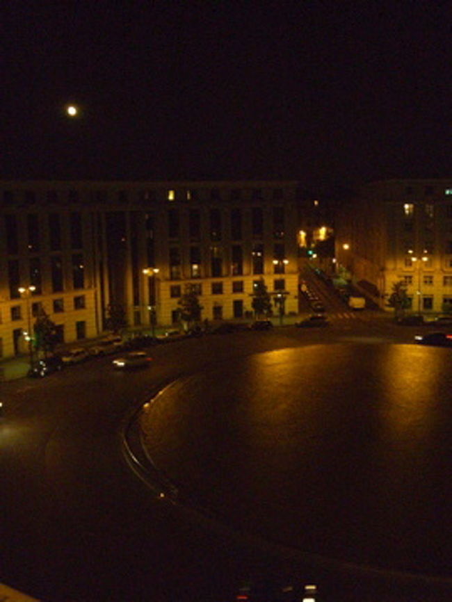 本日の夕飯は、ボンマルシェのお惣菜でした。<br /><br />月がとてもキレイ。<br />満月のようです。（ホテルの部屋の窓より）<br /><br /><br />明日は、しばし買い付けを忘れて、<br />ベルサイユ〜〜〜〜