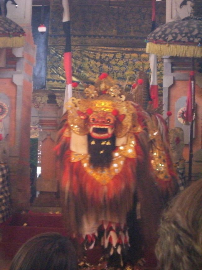 ３日目は深夜便で日本に帰ります。<br />この日は車をチャーターして、バリ島のメインどころを一気に回りました。<br /><br />チャーターは｢バリチリ｣という会社に頼みました。<br />９時間7,000円で運転手はもちろん、ガイドさんも付いてきてくれたので、なかなかお得だったと思います。<br /><br />まずはバロンダンスを鑑賞しました。