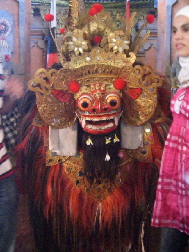 この民族舞踊は、ガムランという楽器に合わせ、善の神バロンと悪の神ランダの戦いを表現します。<br />インドネシア語のみなので内容は全く分からず(ただしストーリーの流れが日本語で書かれた紙はありました)、ちょっと眠くなってしまったのは事実です(笑)<br />エンターテイメント性で言えばケチャダンスの方が面白いです。<br /><br />ちなみにショーの後、バロンと一緒に記念撮影ができました。