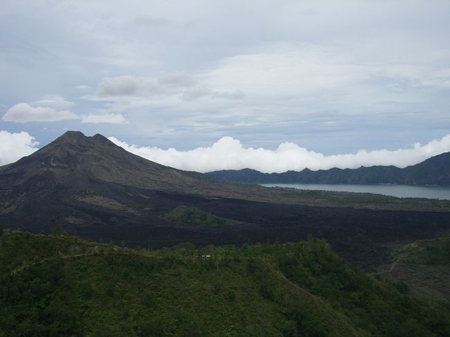 キンタマーニ高原ではこの景色が一望できるレストランでビュッフェをいただきました。<br />とても雄大な景色で感動しました。<br />左手に見えるのは火山だそうです。
