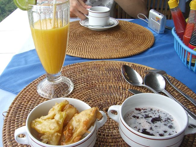 バリ島スイーツ！！<br />バナナを揚げたものと、黒くて甘い何かにココナッツミルクをかけたものです。<br />美味しかったです！！