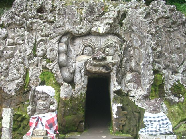 キンタマーニ高原の後はウブドの町へ向かったのですが、ちょっと寄り道してゴアガジャまで行ってもらいました。<br />この恐ろしい顔は悪の神ランダを模しているんだとか。<br />中は洞窟のようになっていて、昔僧侶が修行していたらしいです。<br /><br />ちなみに今回車で回ったルートは日本からメールで「バリチリ」さんに相談し、決めてもらいました。<br />もちろんある程度自分で考え、ルートを提示したのですが、正直キンタマーニ高原まで回れるとは思っていませんでした（笑）