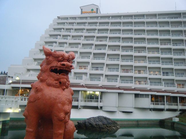 那覇到着は１４：３０頃。<br />空港のレンタカー営業所への送迎の列に人がたくさん。<br /><br />私たちが予約したのはバンヤン営業所。<br />バンヤンタウンの大きな木の上のレストランのふもとにあります。<br /><br />空港到着から小一時間でようやく配車となりました。<br />思ったより道は混んでいなかったので恩納村まで約１時間で目的のサンマリーナホテルに到着です。<br /><br />このホテルに泊まるのは３回目ですが、数年前に改装済みとのこと。