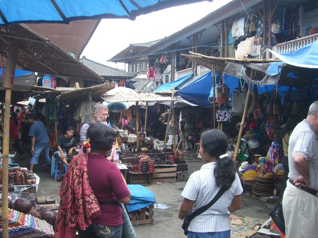 次はウブドの市場へ。<br />ウブドには絵画を売っている店がとても多かったです。<br />実はそんなに高くもないようなので、買って帰ったらよかったなーと少し後悔しています。<br />市場には生活雑貨や民芸品など、何でも揃っていました。<br />市場に行くとその国の人々の生活を垣間見ることができるので、いつも余力があれば見て回るようにしています。