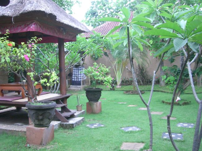 最後にクタ近辺にあるプトゥリ・アユというスパに連れて行ってもらいました。<br />ガイドさんたちとはここでお別れです。<br />旅の最後はスパでリフレッシュ！！<br />とても気持ち良かったです！！<br />この店は送迎車を出してくれるので、最後に空港まで送ってもらいました。<br /><br />いよいよ深夜便で日本へ帰ります。<br />空港内でしばらく待ったのですが、２人とも旅の疲れが一気に出て居眠り…。<br /><br />３日間で色々詰め込み過ぎた感じもありましたが、とても充実していて楽しい休暇でした。<br />南国は時の流れがゆっくり。<br />バリ島は、日本での慌ただしい生活に疲れてしまった人にこそ、お勧めしたい素敵な島でした。