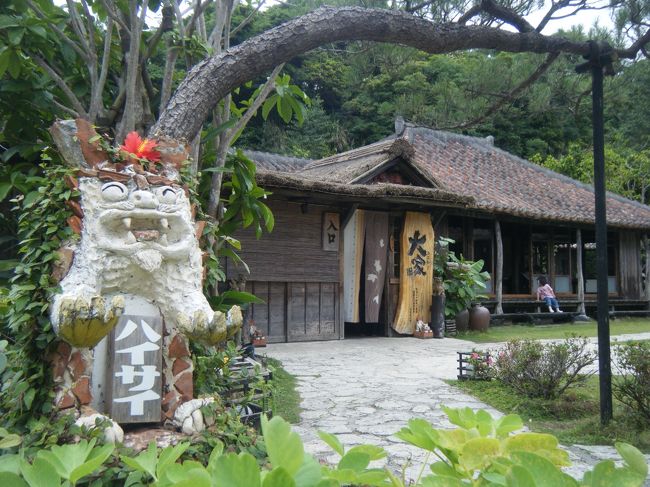 小腹が減ってきたのでとりあえずお昼ご飯にすることに。<br /><br />以前から気になっていた沖縄そばの店「百年古家 大家（うふやー）」へ行きました。<br />この店はアグー豚のしゃぶしゃぶが有名らしいのですが、お昼のそばも美味しそうだったのと、１００年前の古家を改装してお店をやっているとのことで興味深々。<br /><br />それにしても道がわかりづらい！<br />カーナビのお陰でたどり着けましたが･･･でも着てよかった！<br /><br />アグーの肉そばのセットを注文しましたが、お肉がやわらかくて美味しい。<br />お店やまわりの雰囲気も趣があってテーマパークに来ているかのような感じでした。<br /><br />お店のテーマソングのＣＤなるものが売っていたので、ドライブのお供に買ってしまいましたｗ