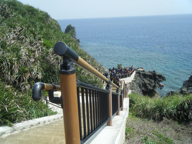 この階段を降りたところからビーチエントリーします。<br /><br />今日は運良くいいお天気で、海のコンディションもいいようです。