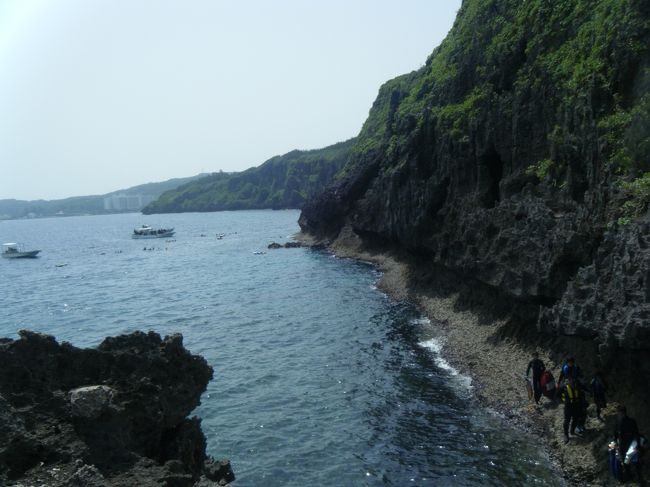 連休ということもあり、ビーチは大混雑。<br />本当は着いたところからビーチエントリーするらしいのですが、洞窟まで歩いていくコースになりました。<br /><br />写真の岩のところを歩いて行きます。