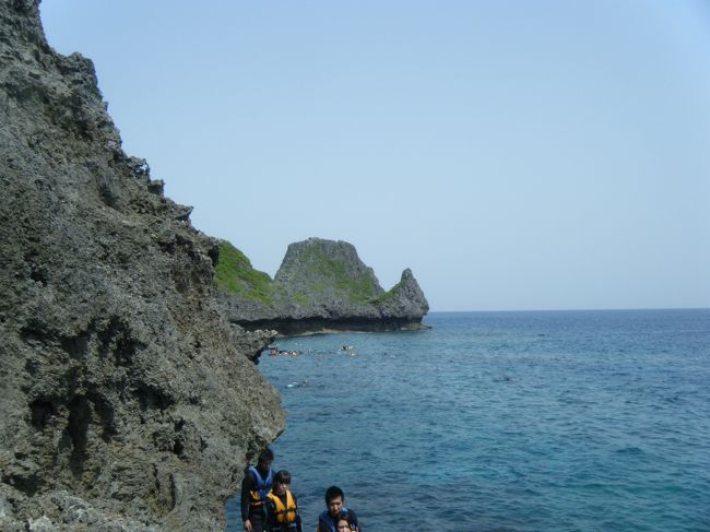 しばらく岩場を歩いていくと、洞窟の入り口がありました。<br />洞窟に入っていく前に後ろを振り返ると･･･<br />向こうに見えるのがか真栄田岬ですよ、と教えてもらい記念撮影しました。<br /><br />歩いて洞窟の中を少し進むと、どうやらたくさんの人が潜っているポイントに着きました。<br />フィンを履かせてもらって、いざ海へ！