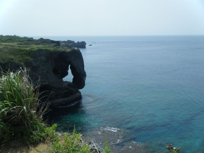 楽しかったシュノーケルも終わって、ちょっと足をのばして万座毛へ。<br /><br />今日なら天気も良いので景勝地は綺麗に見えるかな？と思って行ってみました。<br /><br />やっぱり天気がいいと海が青くて綺麗です。