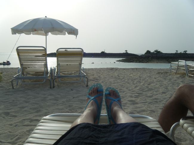 ホテルへ帰ってきてビーチでゴロゴロ。<br /><br />夕方になりそろそろ日も落ちてきました。<br />パラソルやチェアーも片付けはじめています。<br /><br />そろそろ部屋に帰って夕食へ出かけますか〜