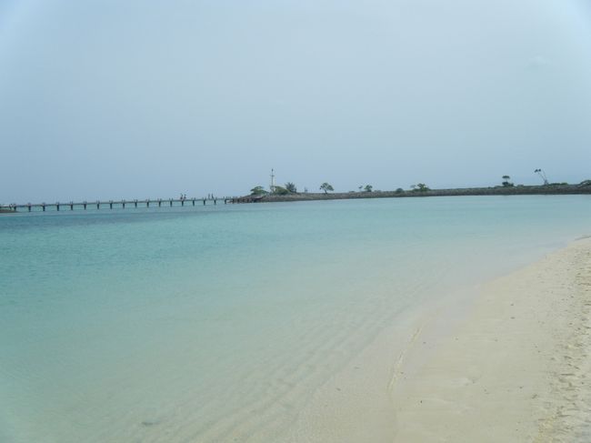 今日で最終日。<br /><br />空港へ向かうまでホテルのビーチで過ごすことにしました。<br /><br /><br />まだ人影も少なくて穏やかなビーチ。<br /><br />このホテルのプライベートビーチは遊歩道があるので行ってみました。