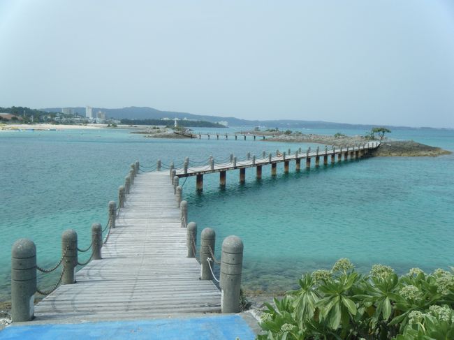 遊歩道は古くなってきた印象もありましたが、景色は変わらず綺麗です。<br />ここの海の水は環境省からＡＡランクと評価されているそうです。<br /><br />遊歩道から海の中を見ていると、透明度が高いのが良くわかります。<br />プライベートビーチでもシュノーケルできるといいんですけどね･･･<br /><br />しかし意外と全部歩くといい運動になりますね〜<br />