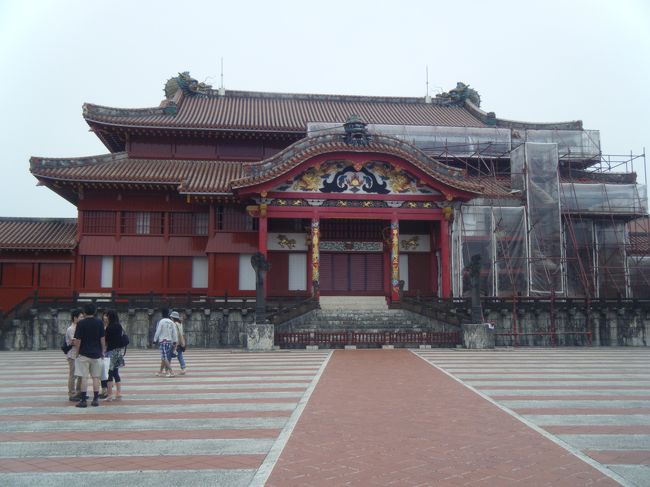 首里城は修復中でした。<br /><br />まあ、修復中なのもあんまり見れないだろうと思いますが･･･<br />少し残念ですね。