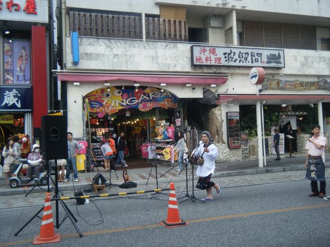 こんな人も。<br /><br />おばあに扮して三線で歌っていました。<br /><br />歩行者天国だったのでいろんなパフォーマンスがみれて楽しかったです。