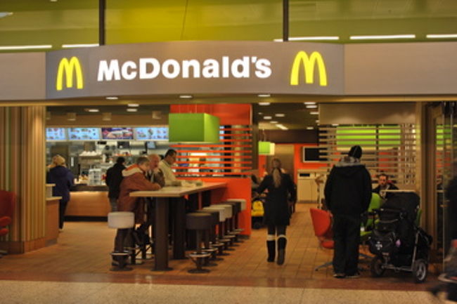 外は極寒、駅前の巨大なショッピングモールで、まずは・・何となくハンバーグチェーン店も大人です　