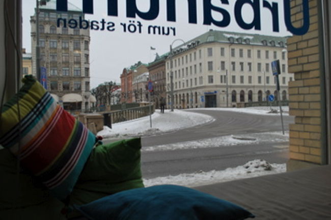 んーん　寒さに耐えきれず博物館へ・・・展示室から外を眺めながら休憩です