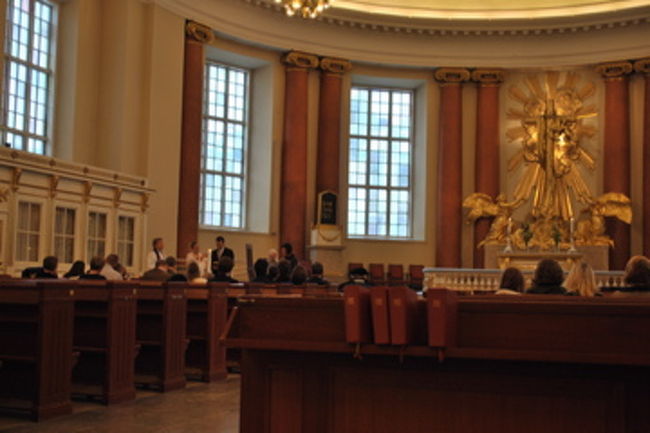 雪氷に脚を取られながら、教会でも暖をとらせていただきました