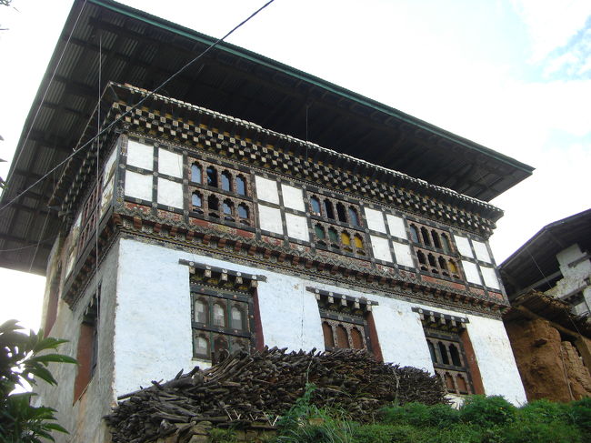 わかりにくい登山道の入り口を登って、１０分程度で小さな集落に到着。どうやらここがリンチェンガンのようです。ここはブータン人の集落ではなく、インドから移住してきた人たちの集落で、年配の人は何となくインド系の顔つきをしていました。家屋の作りは、ブータンの伝統様式です。