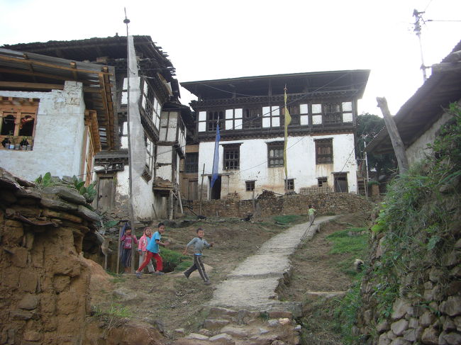 集落をさらに登っていくと、だんだん住宅が古くなってきました。子供達が興味津々で集まってきました。