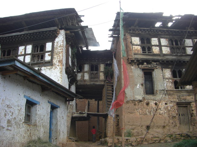 古い住宅ですが、渡り廊下で繋がっています。